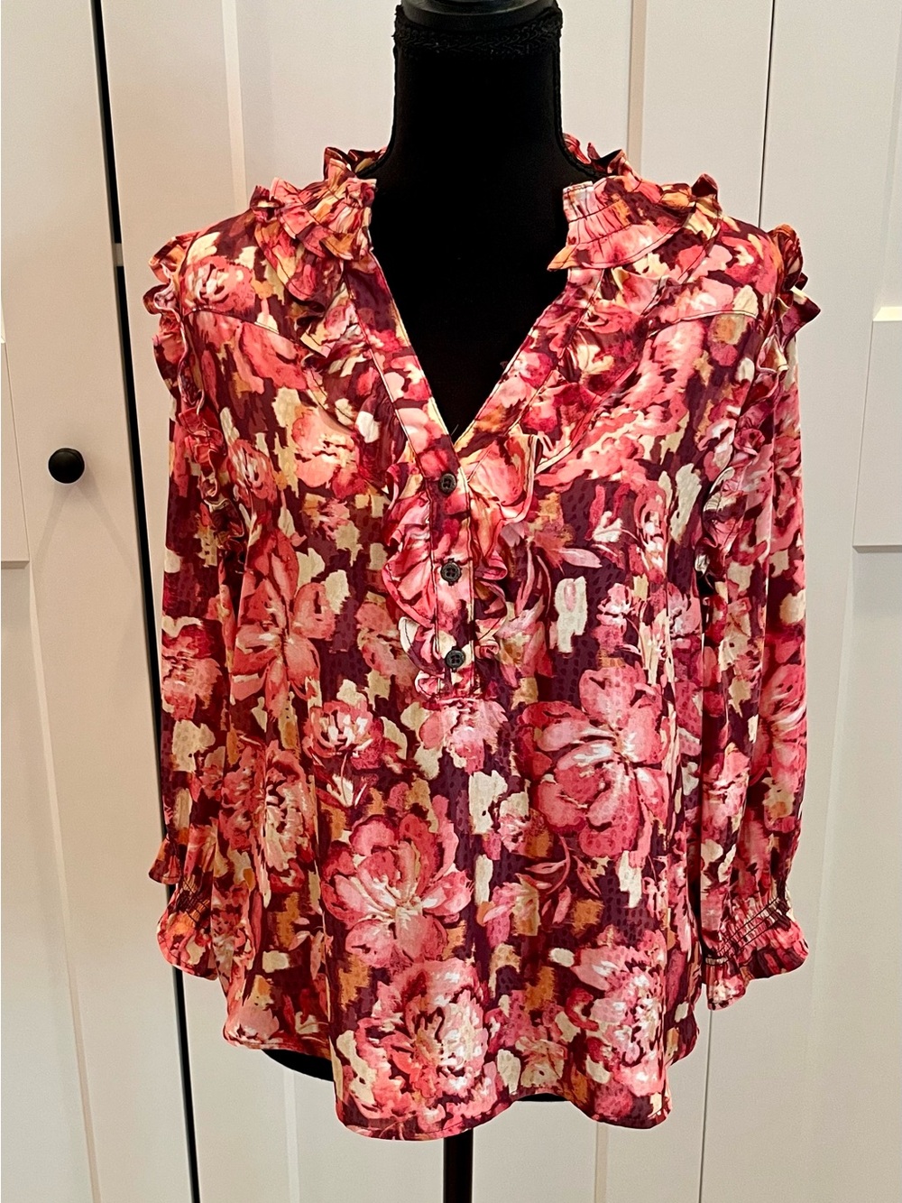Democracy Floral Ruffle V-Neck Blouse in Romantic Burgundy/Cream/Tan/Pinks Sz M